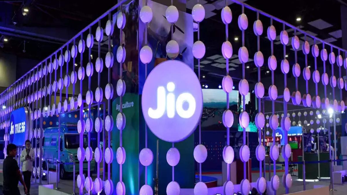 Jio के पास हैं 899 और 999 रुपये के दो धांसू प्लान, नया रिचार्ज लेने से पहले देख लें इसके फायदे