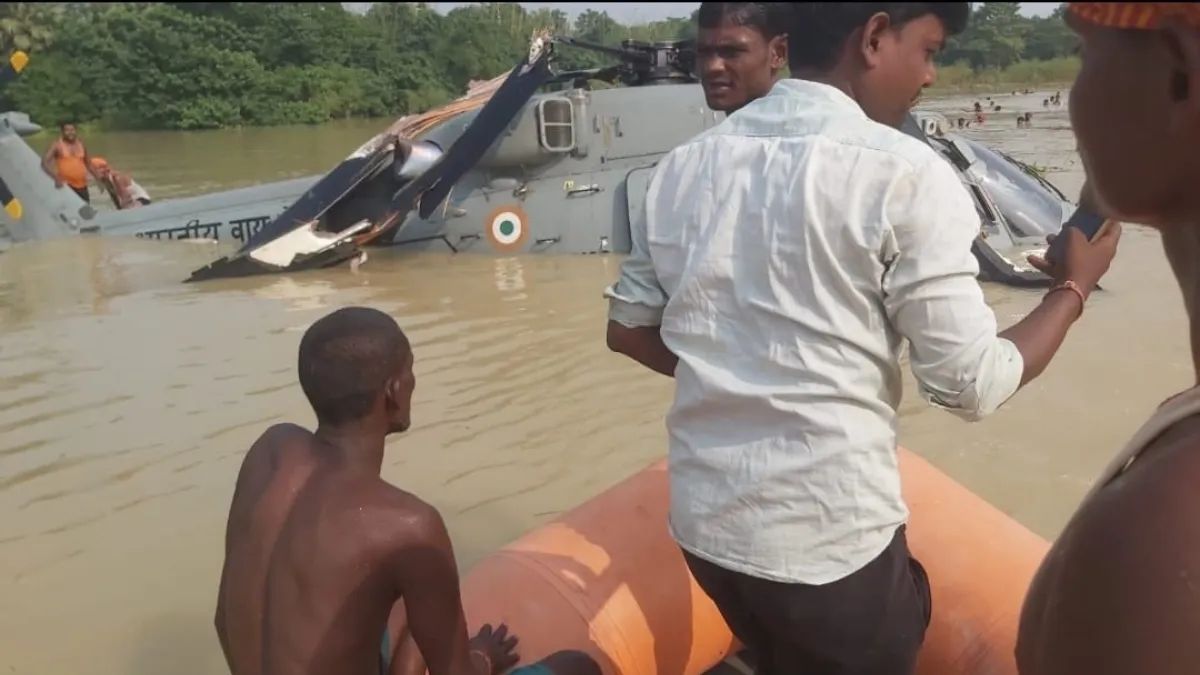 पानी में गिरने से पहले कुछ यूं उड़ रहा था वायुसेना का हेलीकॉप्टर, वीडियो देखकर रह जाएंगे हैरान