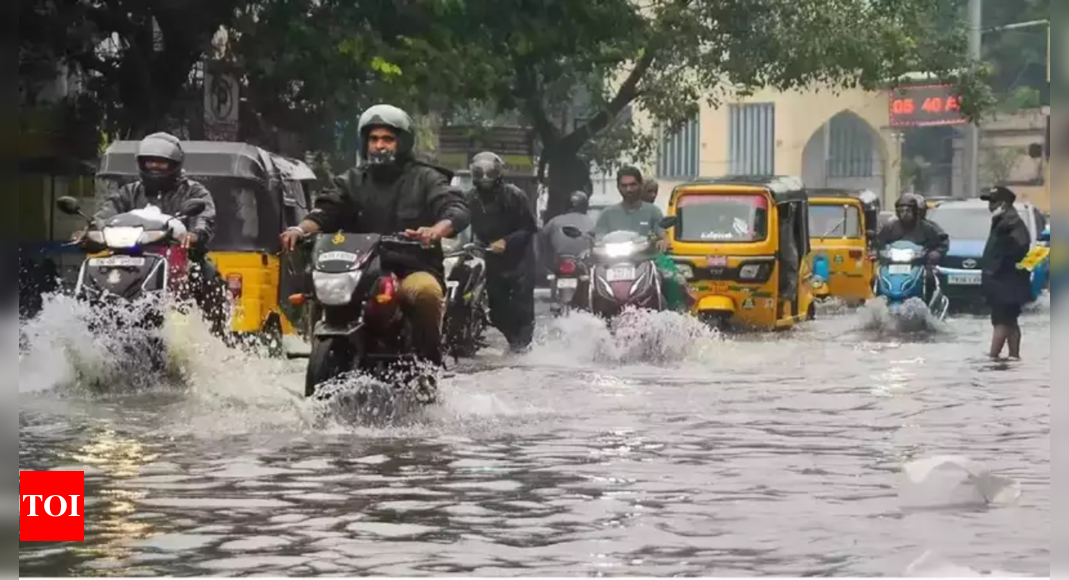 भारी बारिश से बेंगलुरु अस्त-व्यस्त: दीपावली सप्ताहांत से पहले यातायात संकट और जलभराव की आशंका | बेंगलुरु समाचार