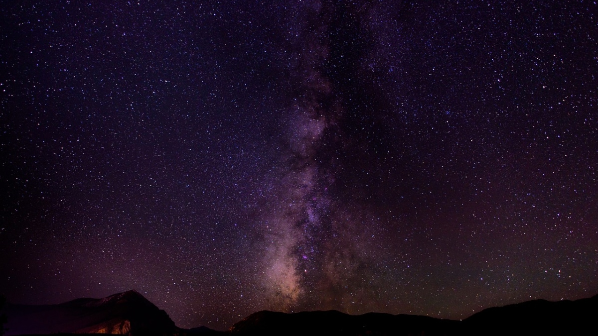 Astrophotographer Captures Milky Way Over Easter Island