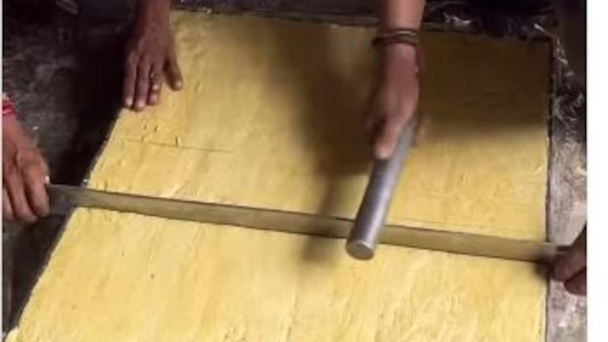देखें: सोन पापड़ी बनाने की अस्वास्थ्यकर प्रक्रिया हुई वायरल, इंटरनेट पर फैली नाराजगी