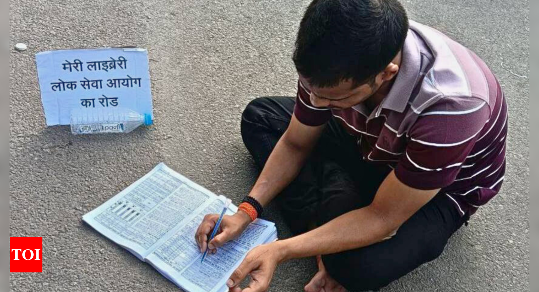 यूपीपीएससी आरओ, एआरओ का विरोध प्रदर्शन चौथे दिन में प्रवेश कर गया क्योंकि अभ्यर्थी 'एक दिन, एक परीक्षा' की मांग कर रहे हैं: 95 हजार से अधिक पदों के साथ #यूपीपीएससी_नो_सामान्यीकरण रुझान