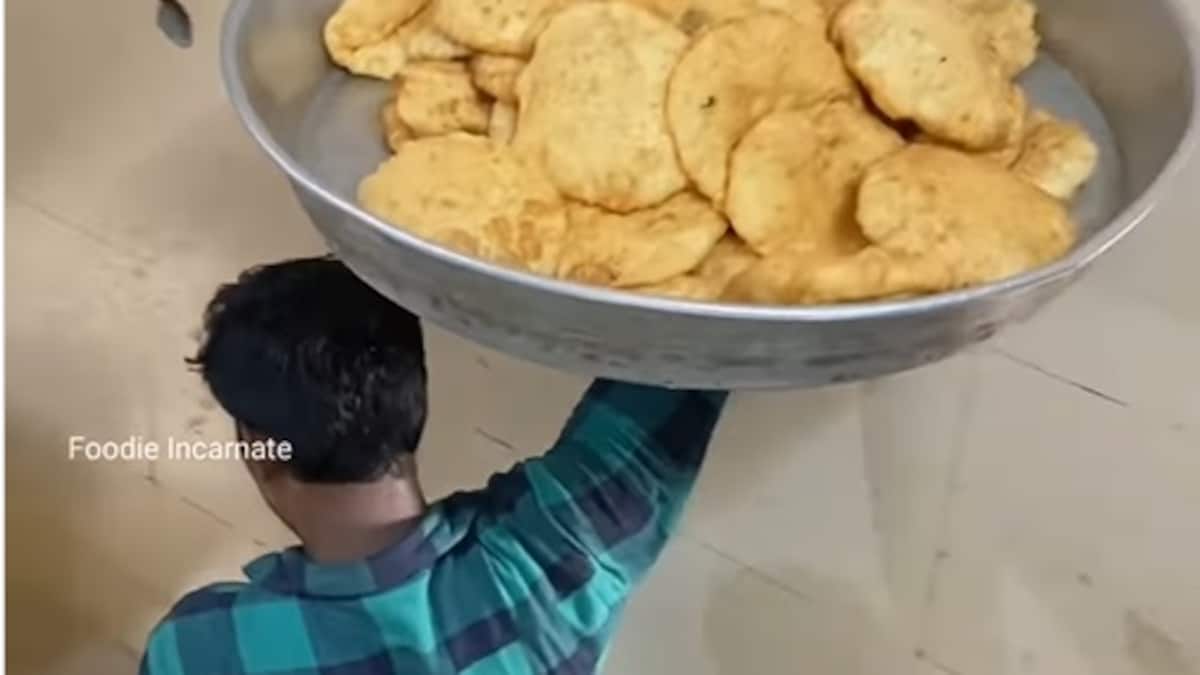 वायरल वीडियो में दिखाया गया है कि दिल्ली की 60 साल पुरानी मशहूर दुकान में कैसे बनते हैं छोले भटूरे