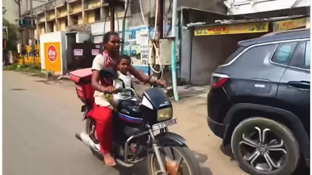 "शेरनी": इंटरनेट ने अपने बच्चे के साथ बाइक पर सवार महिला फूड डिलीवरी एजेंट की सराहना की