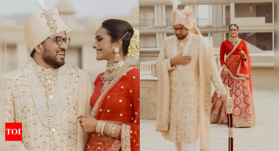 गहरे लाल रंग के लहंगे में पीवी सिंधु बेहद खूबसूरत सब्यसाची दुल्हन की तरह चमक रही हैं