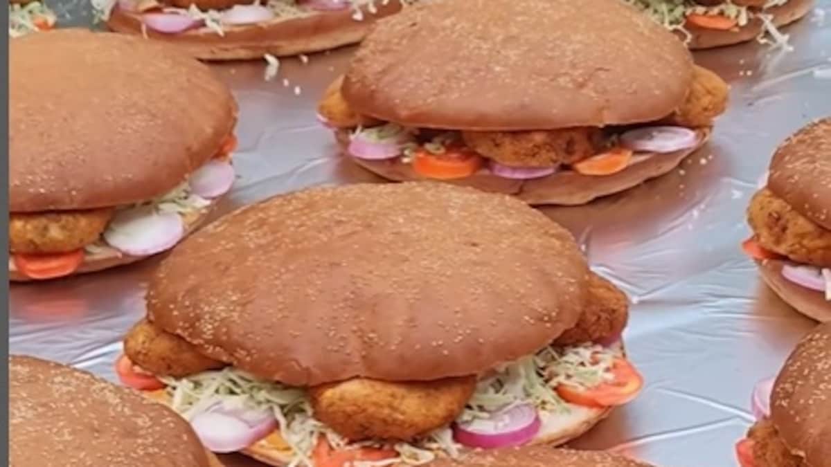 वायरल वीडियो: इंटरनेट ने इस विशालकाय बर्गर को मंजूरी दी, इसे "फैमिली बर्गर" कहा