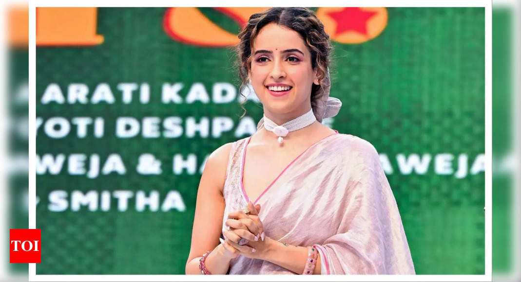 SANYA MALHOTRA: मुझे याद है कि जब मैंने पहली बार काला घदा कला महोत्सव में भाग लिया था, तो बड़ी संख्या में रूममेट्स के साथ ट्रेन ले रही थी | हिंदी फिल्म समाचार