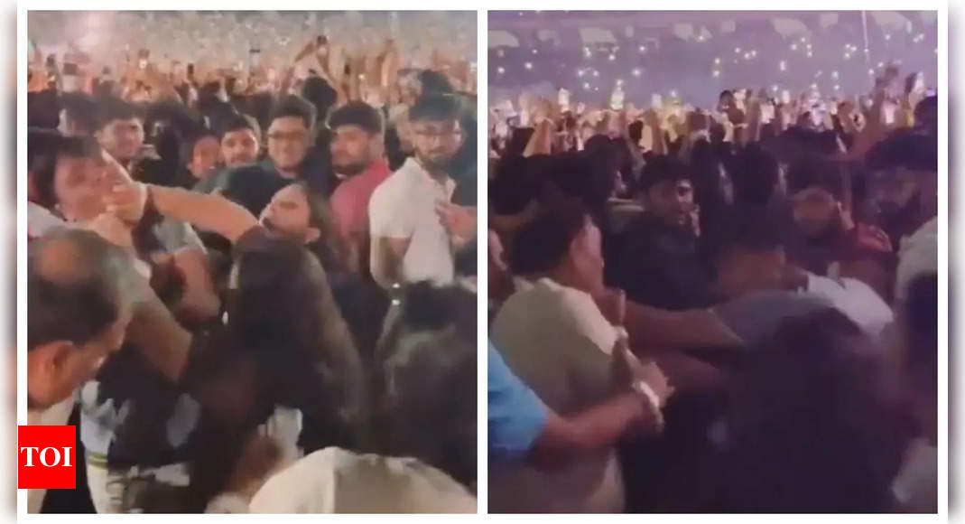 कोल्डप्ले कॉन्सर्ट में बुजुर्ग पुरुष विवा ला विडा प्रदर्शन के दौरान मुट्ठी-लड़ाई में आते हैं- घड़ी |