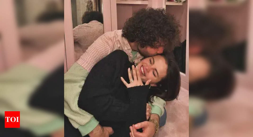 सेलेना गोमेज़, बेनी ब्लैंको ने आरामदायक कडली तस्वीरों के साथ नए साल का जश्न मनाया |