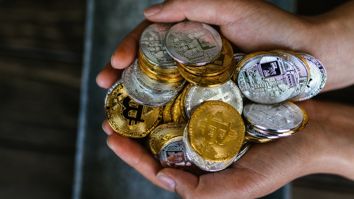 Bitcoin Falls to $95,000 as Altcoins Decline Amid Unchanged US Interest Rates