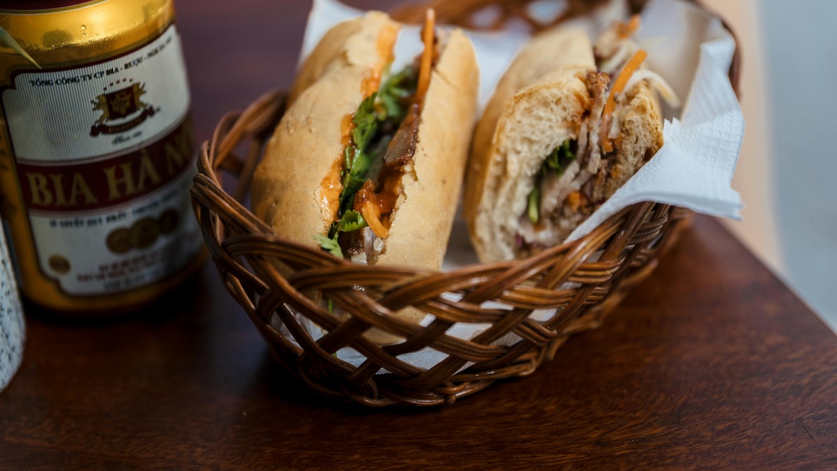 वियतनाम से Banh Mi को दुनिया का सबसे अच्छा सैंडविच क्या बनाता है? (अंदर की नुस्खा)