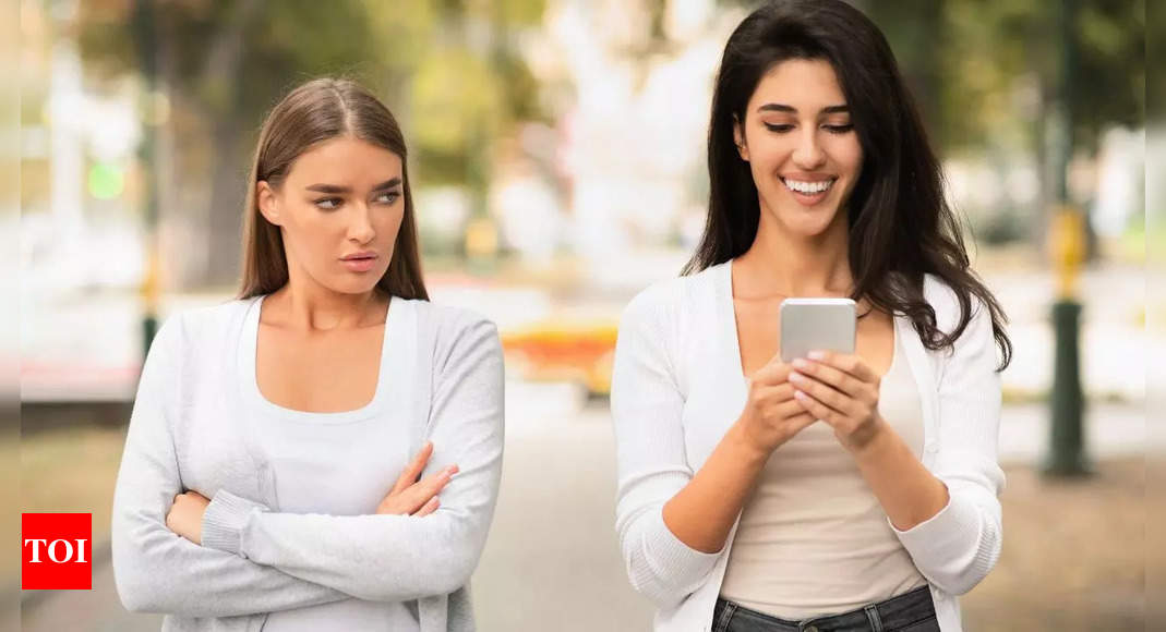 5 संकेत जो किसी को इंगित करते हैं वह आपसे ईर्ष्या करता है