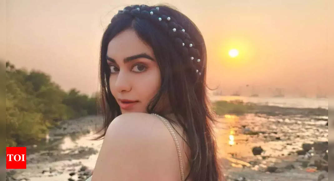 Adah Sharma एक प्रफुल्लित करने वाली महिला दिवस की इच्छा साझा करता है | हिंदी फिल्म समाचार