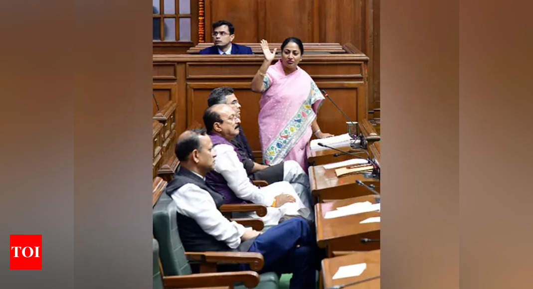 दिल्ली सीएम ने नए स्कूलों के लिए INR 100 करोड़, FY26 बजट में शिक्षा हब के लिए 500 करोड़ की योजना की घोषणा की