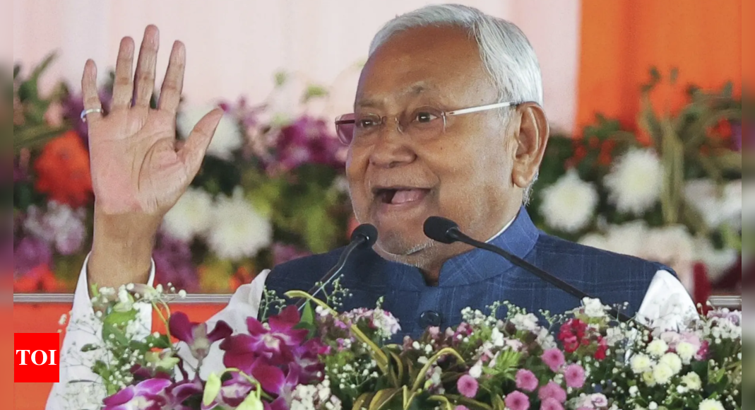 नीतीश कुमार अपने 75 वें जन्मदिन पर 59,028 शिक्षकों को नियुक्ति पत्र वितरित करते हैं