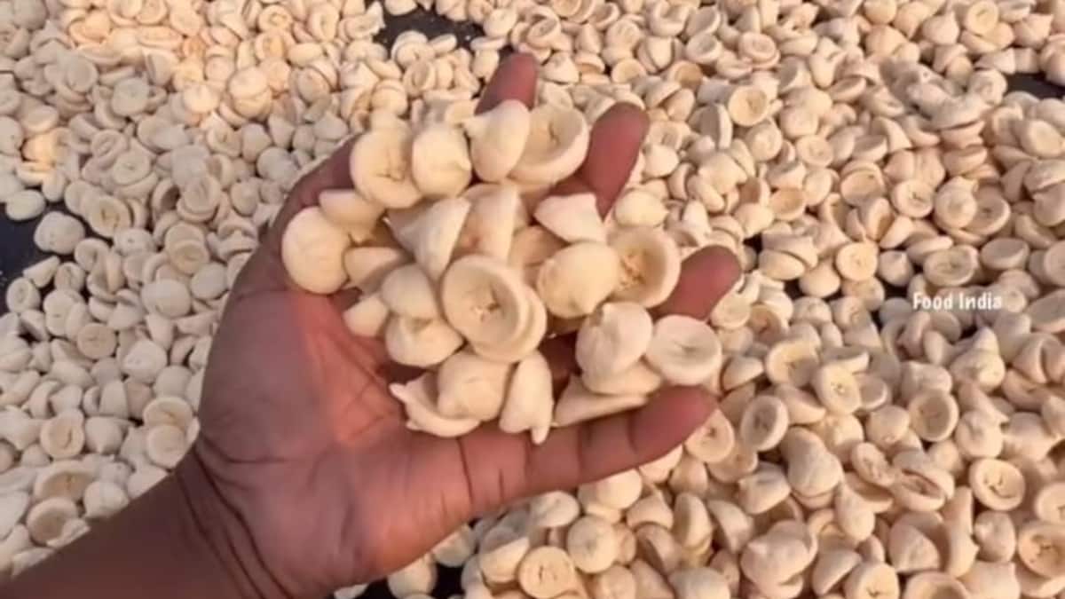 वॉच: वायरल वीडियो से पता चलता है कि बंगाली-शैली दाल बोरी को थोक में कैसे बनाया जाता है
