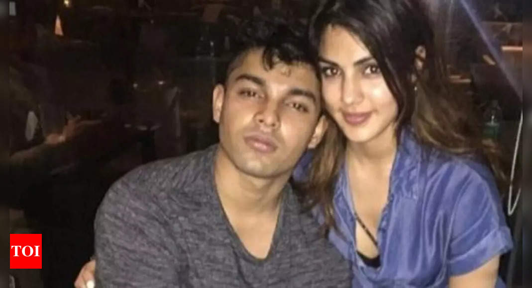 सीबीआई के बाद रिया चक्रवर्ती के भाई शोइक ने उन्हें सुशांत सिंह राजपूत के मौत के मामले में साफ चिट दिया। हिंदी फिल्म समाचार
