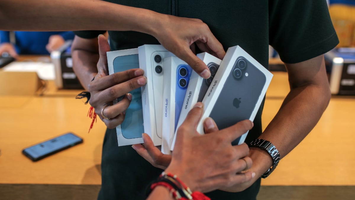 Apple Said to Have Airlifted 600 Tons of iPhones From India to