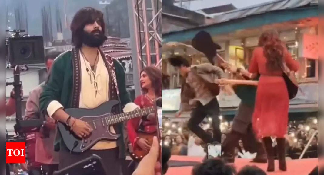 कर्तिक आर्यन और सेरेला के लीक हुए फुटेज उनकी अगली फिल्म से अनुराग बसु स्टिर्स इंटरनेट के साथ: नेटिज़ेंस इसे 'रॉकस्टार' और 'कबीर सिंह' का मिश्रण कहते हैं। हिंदी फिल्म समाचार