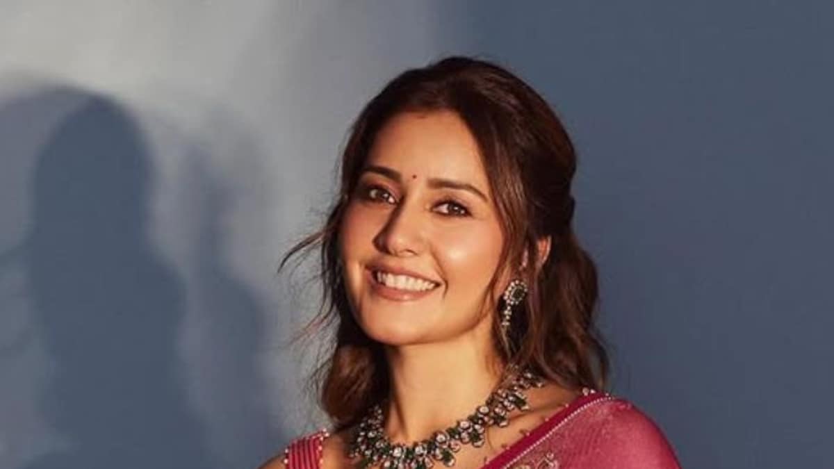 वॉच: रौशी खन्ना तेलुसु काडा के सेट पर दोपहर के भोजन के लिए लिप-स्मैकिंग दाल चीला बनाता है