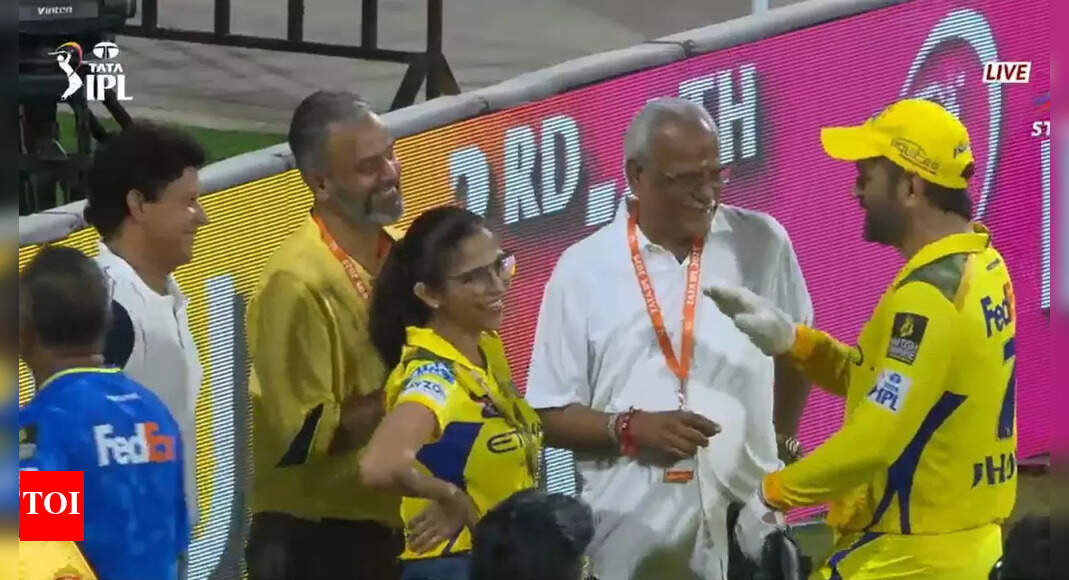 अंतिम अलविदा? सीएसके मालिकों के साथ एमएस धोनी की दिल-वार्मिंग मीट-एंड-गेट वायरल हो जाती है क्रिकेट समाचार
