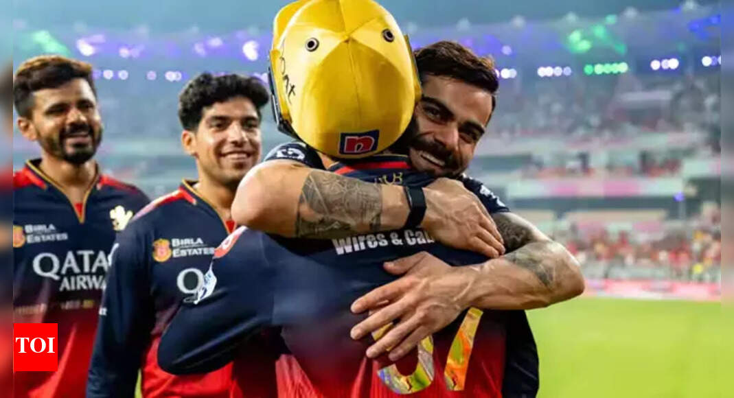 एक और जाने के लिए! विराट कोहली ने टीम के साथियों को गले लगाया, सिग्नल सिर्फ एक जीत से दूर आईपीएल ग्लोरी - वॉच | क्रिकेट समाचार