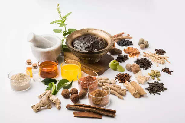 5 आयुर्वेदिक जड़ी बूटियाँ जो उम्र बढ़ने में देरी कर सकती हैं