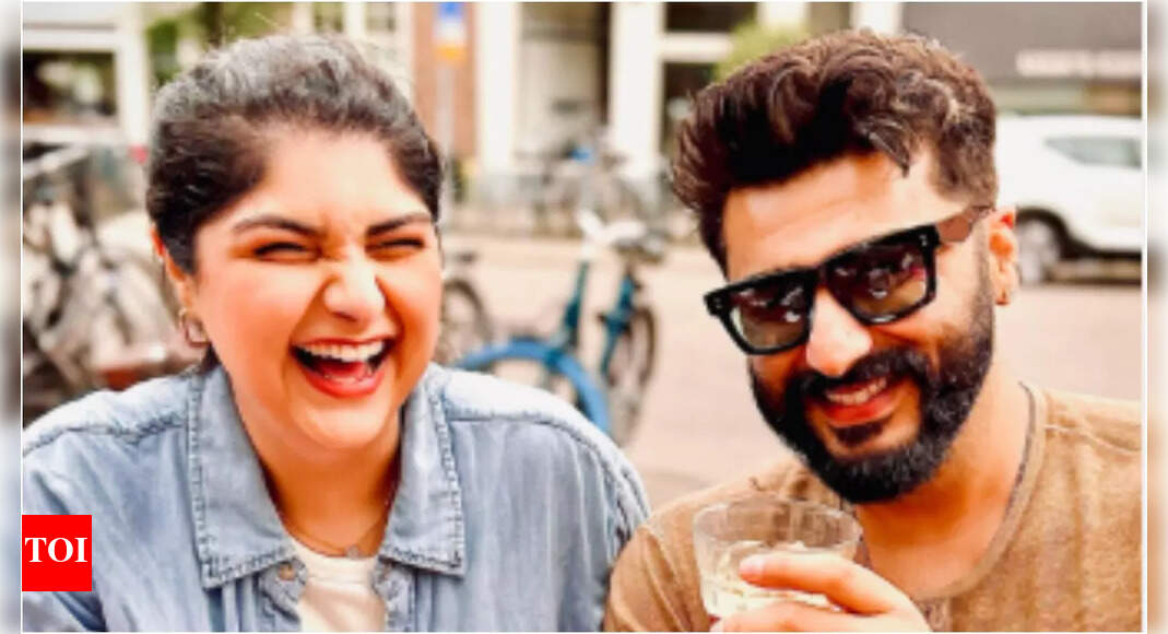 अर्जुन कपूर को एम्स्टर्डम में सिस्टर आर्शुला कपूर द्वारा छेड़ा जाता है, जब वह एक तस्वीर पोस्ट करती है तो उसे पसंद नहीं थी हिंदी फिल्म समाचार
