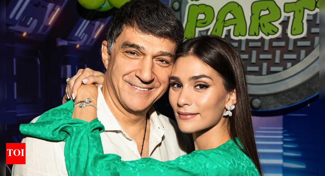 एलेक्स ओवचिन की पत्नी नास्तसिया ओवचिन अपने पिता के साथ स्पेनिश शादी में सेक्विन गाउन में चकाचौंध में स्टनस में स्टन | एनएचएल न्यूज