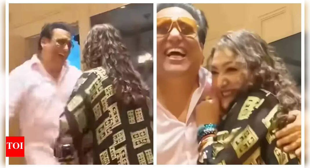गोविंदा ने पत्नी सुनीता आहूजा के साथ क्लासिक बॉलीवुड की धुनों के साथ नाचते हुए सोशल मीडिया पर आज सबसे प्यारा वीडियो है - वॉच |